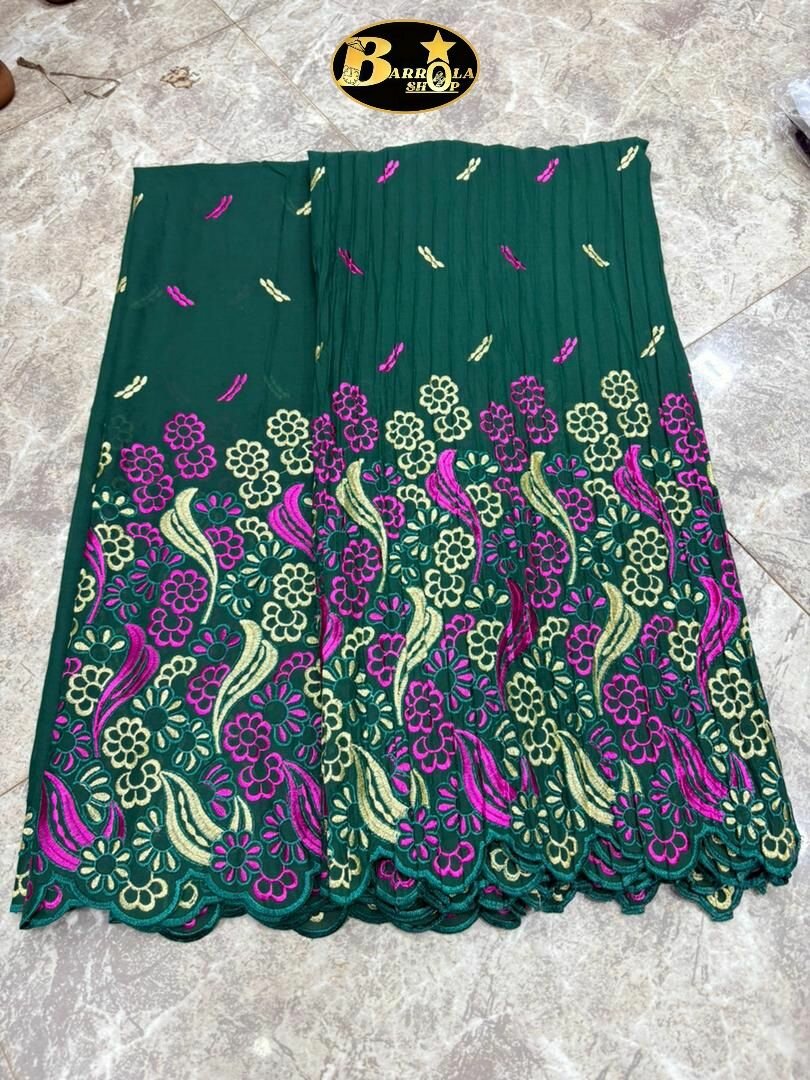 Tissu brodé floral multicolore