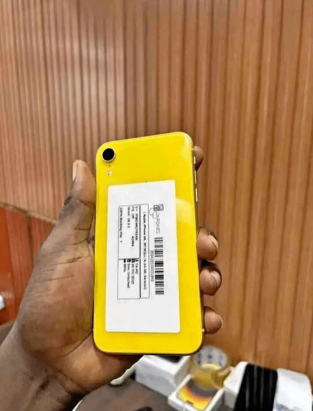 Smartphone Jaune Éclatant