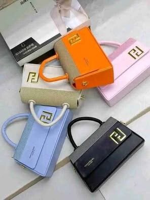 Sac à main élégant en couleurs pastel