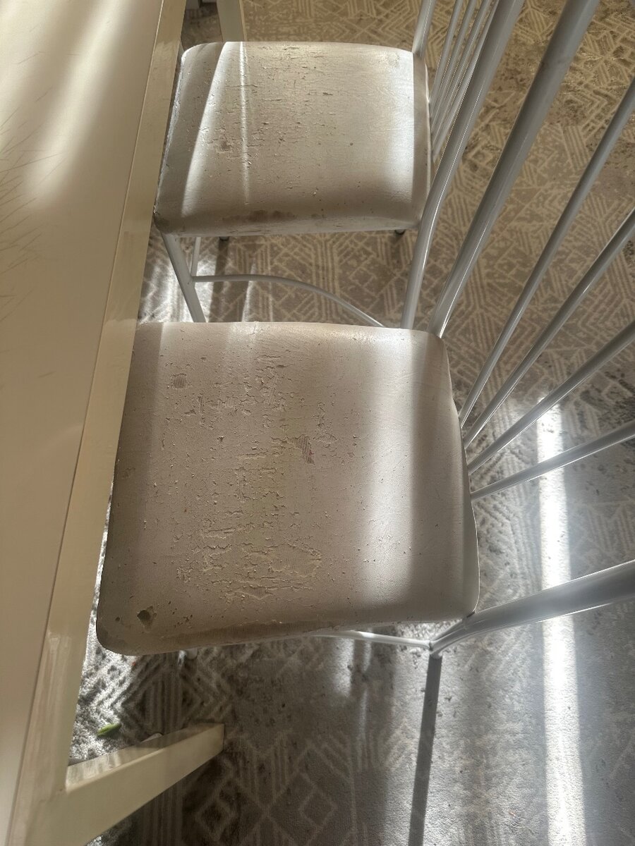 Стол и стулья