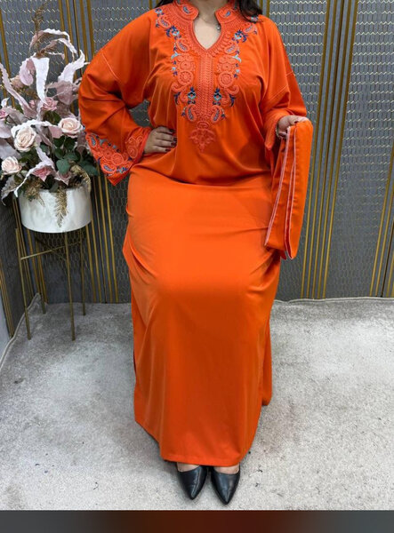 Robe longue orange brodée