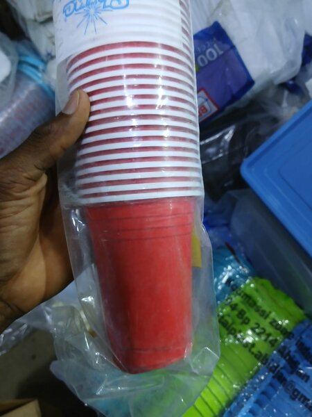 Gobelets en plastique rouges