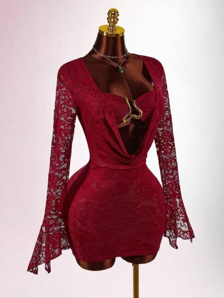 Robe en dentelle bordeaux
