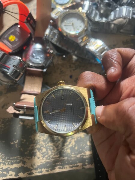 Montre dorée sportive homme