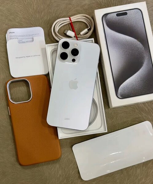 iPhone Pro Max avec accessoires