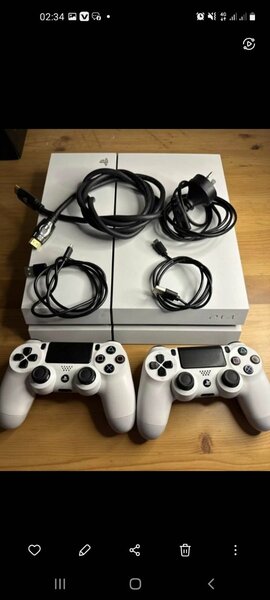 Console de jeu avec manettes