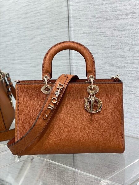 Christian Dior. Disponible en plusieurs couleurs