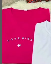 Женская футболка красного цвета