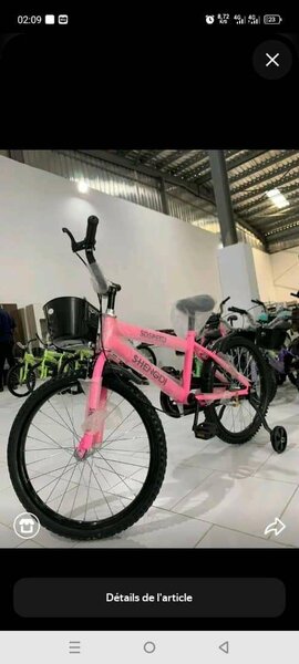Vélo enfant rose avec stabilisateurs