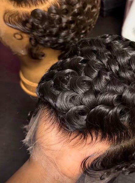 Perruque bouclée en dentelle