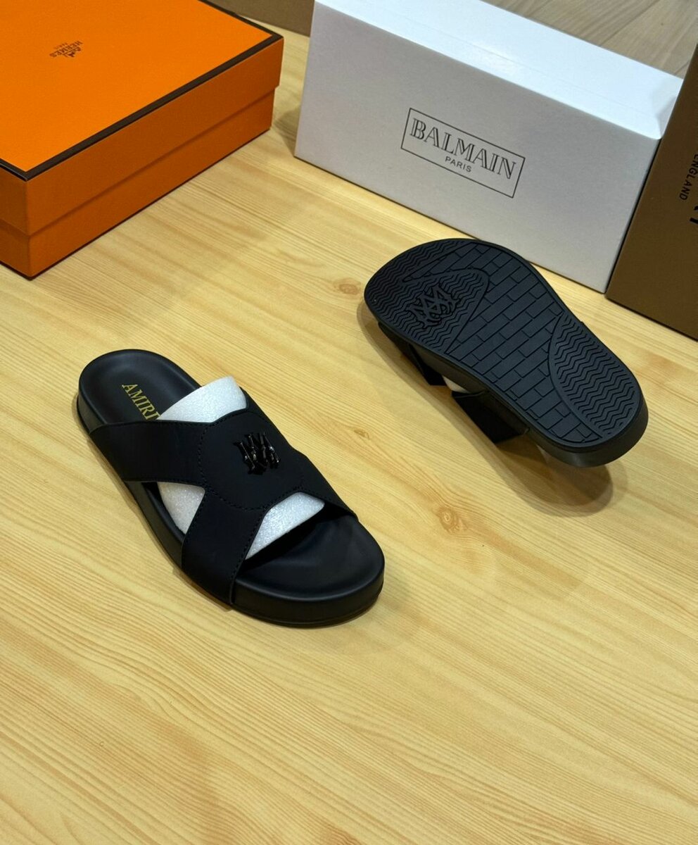 Claquettes en cuir modernes