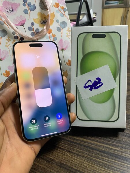iPhone 15 Vert 128GB 02 Puces