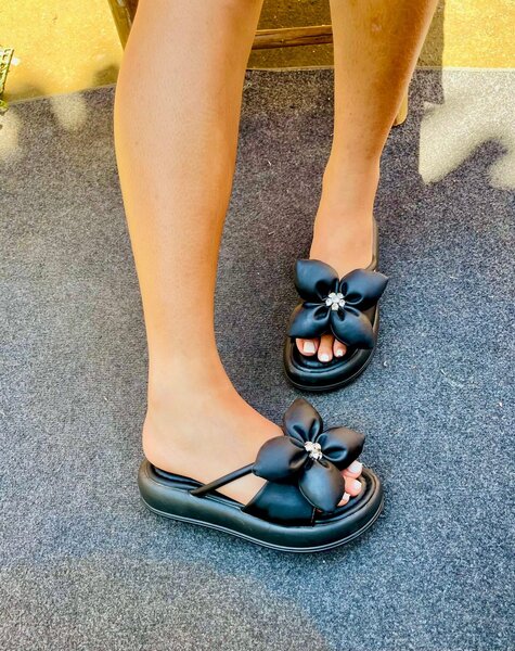 Sandales plates noires à fleur