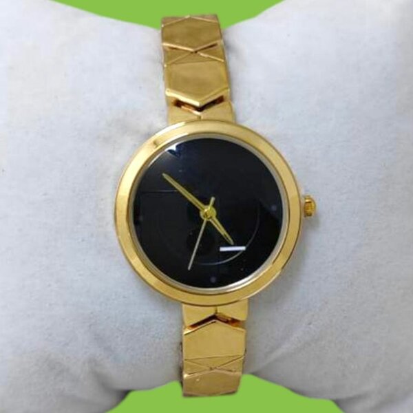 Montre élégante dorée