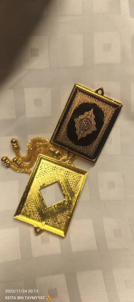 Pendentif livre religieux doré
