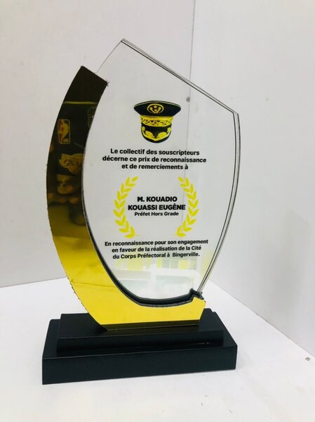 TROPHÉE EN PLEXIGLAS