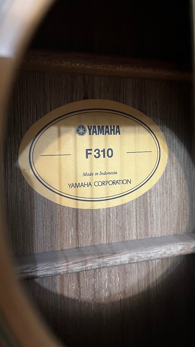 Гитара Yamaha f310 со звукоснимателем дредноут, без чехла.
