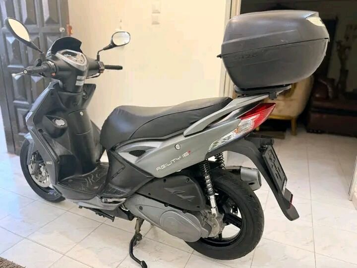 Scooter moderne avec coffre