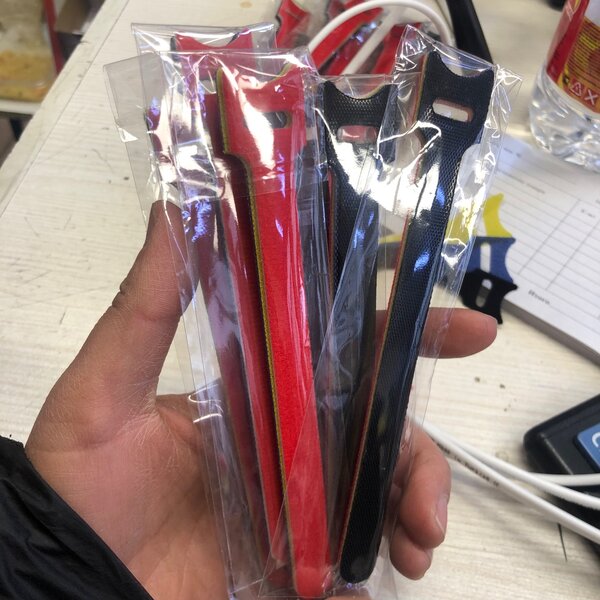 Хомут многоразовый на липучке. В упаковке 5шт длина 14см