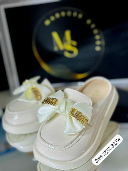 Children's shoes with a bow white