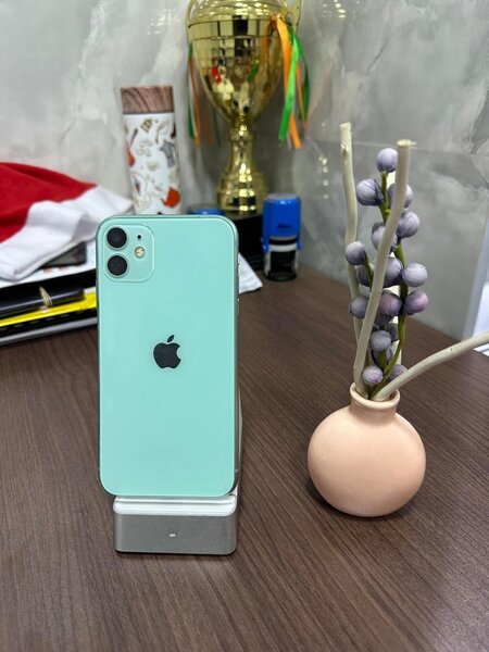 iPhone 11 64giga tout passe propre