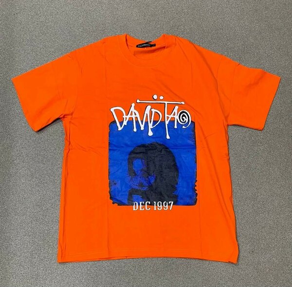 T-shirt orange artistique