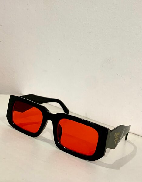 Lunettes de soleil noires Prada