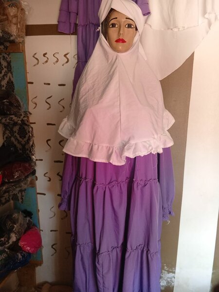 Robe élégante violette et blanche