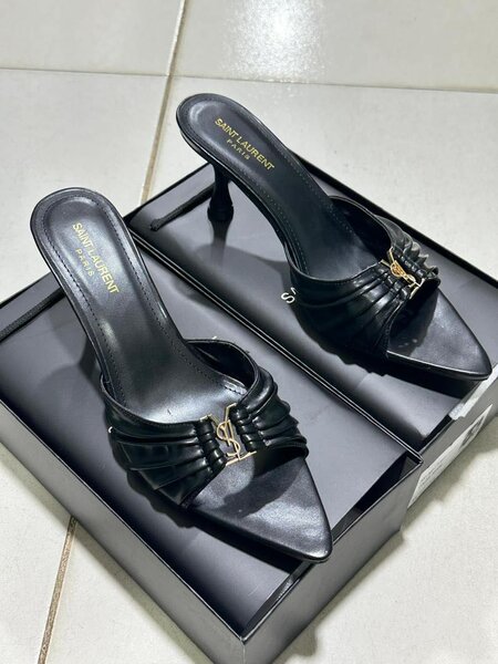 Heeled slippers