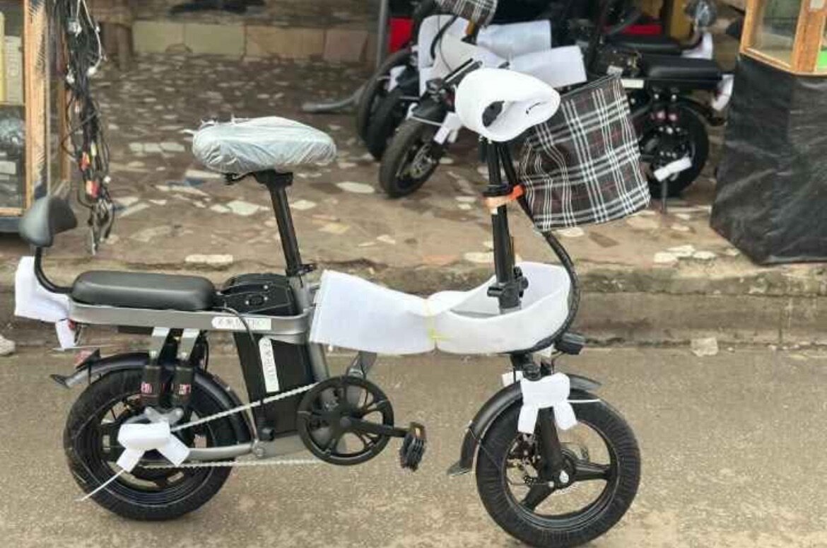 Vélo électrique pliable compact