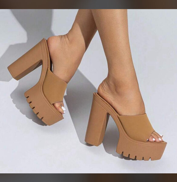 Sandales à talons hauts modernes