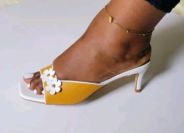 Mules à talons fleuris