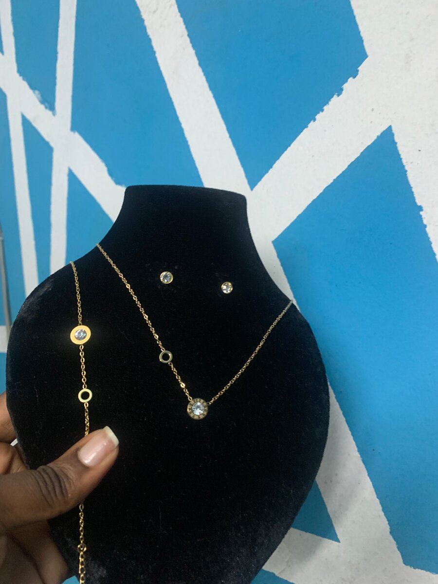 Parure élégante croix dorée