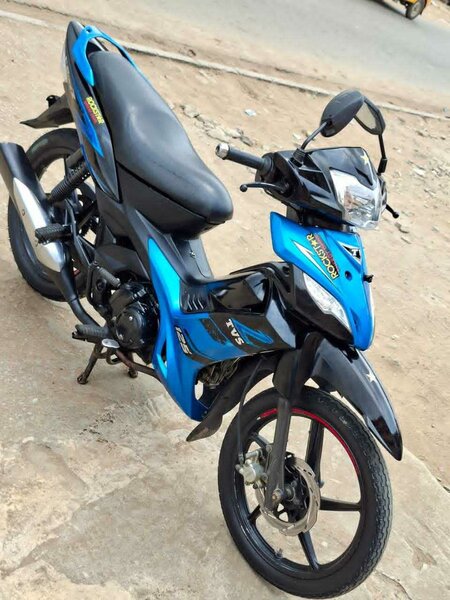 Moto Yamaha bleu et noir