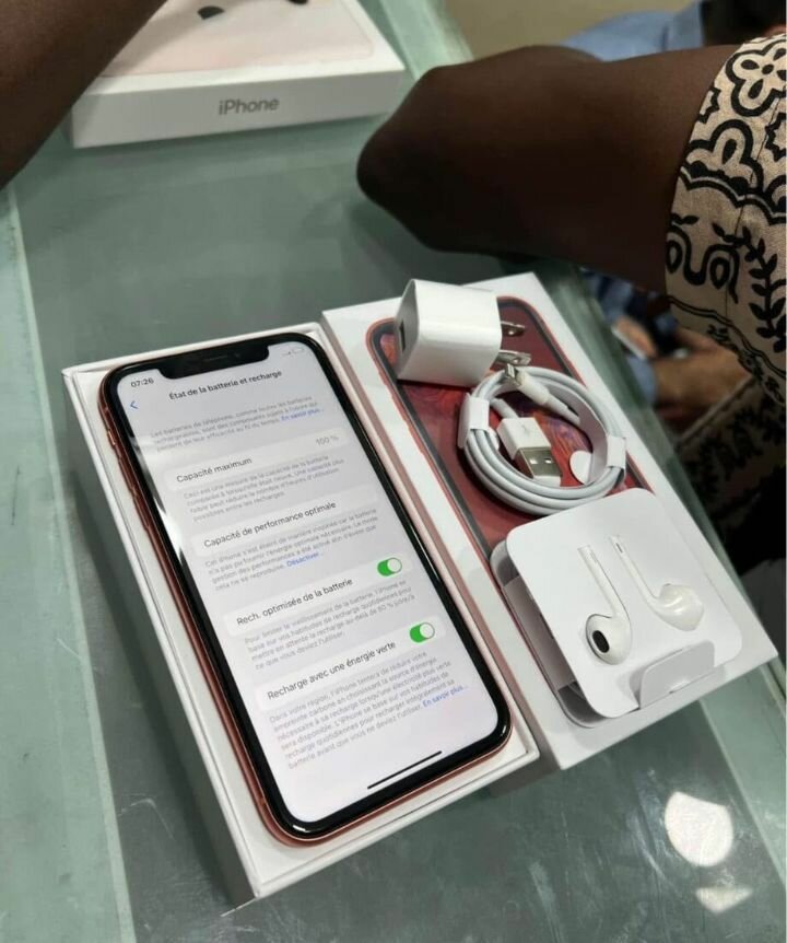 iPhone XR rouge avec accessoires