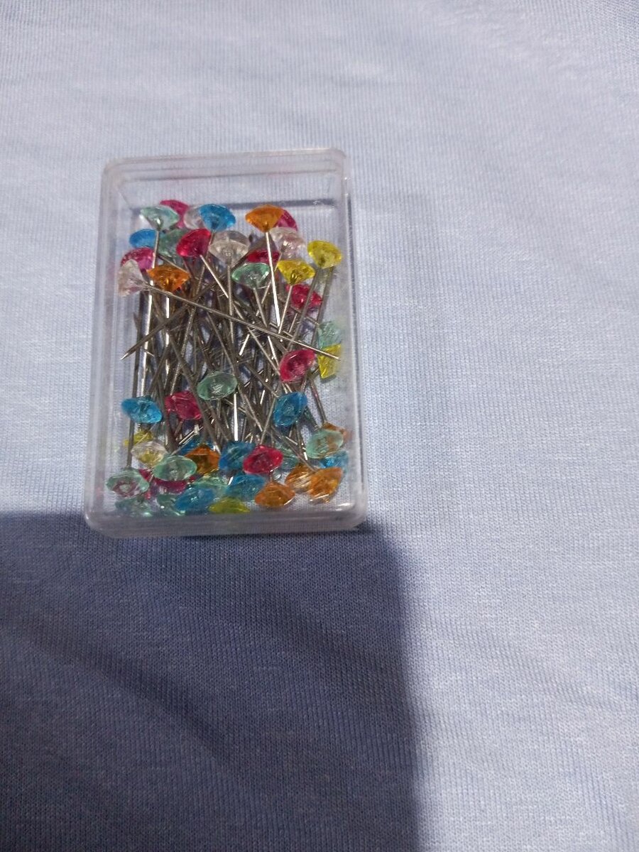 Épingles multicolores perlées