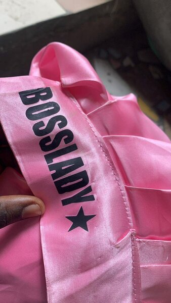 Bonnets en satin personnalisés