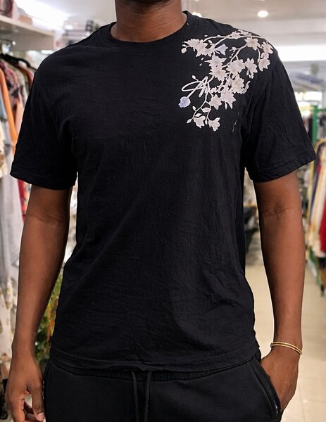 T-shirt noir à fleurs