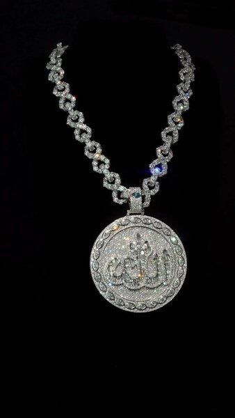 Collier pendentif en argent incrusté