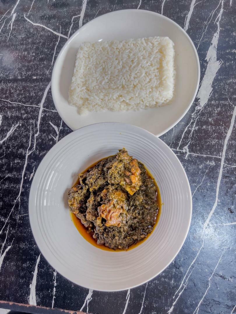 Plat de Riz avec Sauce Épicée