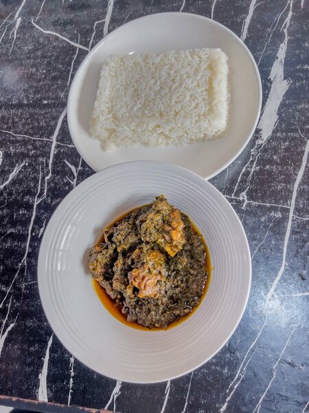 Plat de Riz avec Sauce Épicée