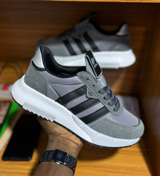 pair adidas authentiques