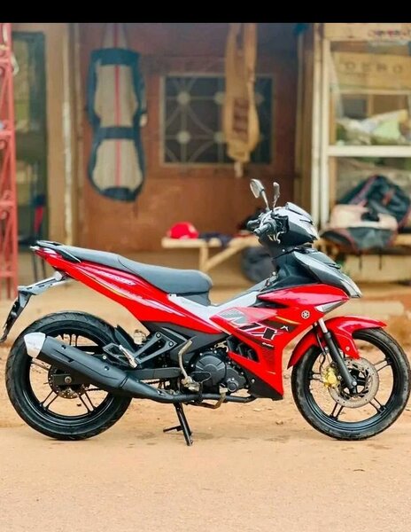 Moto rouge sportive - Taille moyenne