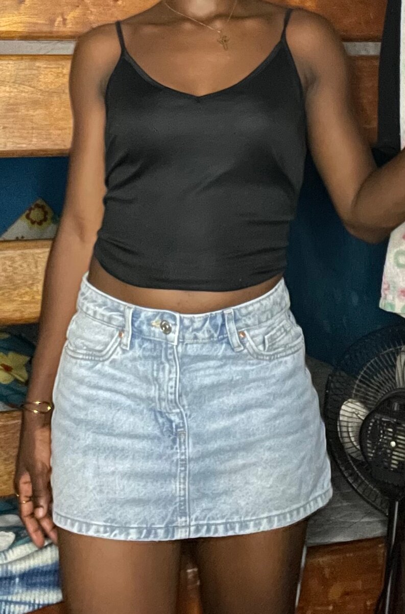 Top noir à bretelles