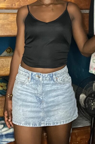 Top noir à bretelles