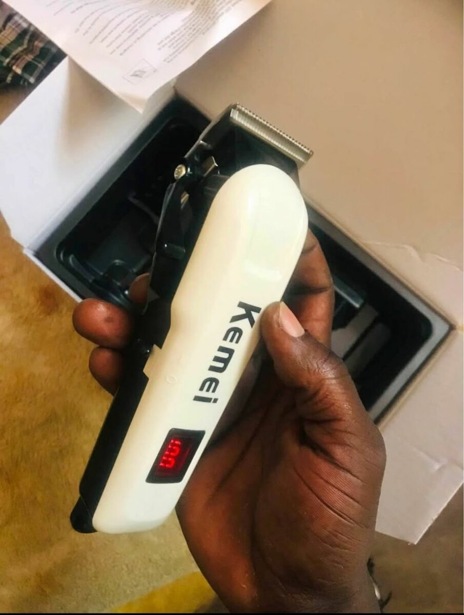 RECHARGEABLE BARBING MACHINE.