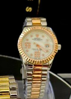 Women's wristwatch with metal bracelet