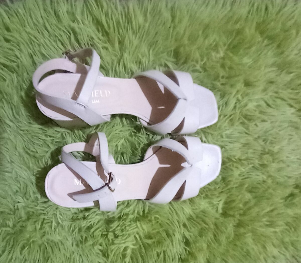 Sandales à talons blancs