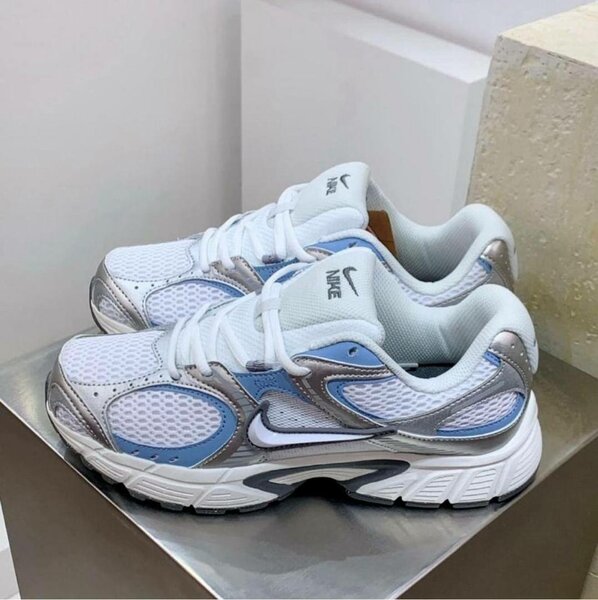 Baskets de sport blanches Nike