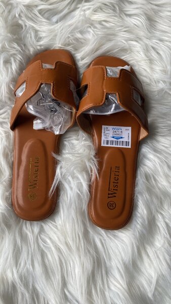 Sandales plates en cuir marron